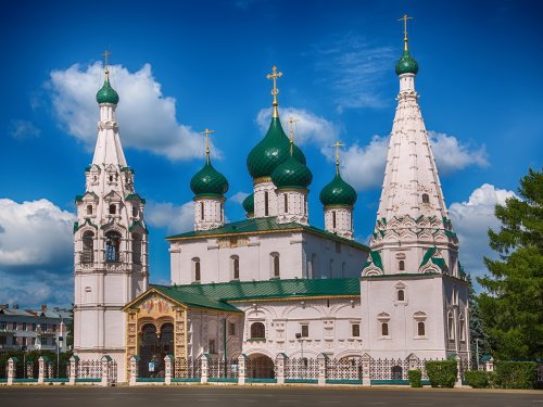 Этот город находится в центральной части Восточно‑Европейской равнины — на Ярославско‑Костромской низине. Город раскинулся по обоим берегам Волги в месте впадения в неё реки Которосли.<br />
<sub><em>Фото: <a href=«https://commons.wikimedia.org/w/index.php?curid=43615007» target=_blank rel=noopener>Вахрушев Виталий, CC BY-SA 4.0</a></em></sub>