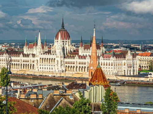 Это здание парламента — одно из самых известных архитектурных сооружений города и символ всей страны. В какой европейской столице можно его увидеть?
