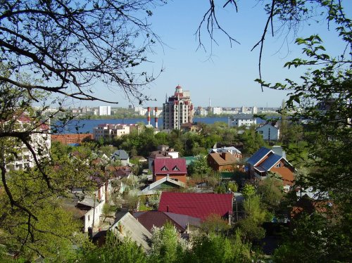 В 1781 года этому городу был официально дарован герб с изображением двуглавого орла в золотом поле — в признание выдающихся заслуг города в становлении и развитии Российского государства.<br />
<sub><em>Фото: <a href=«https://commons.wikimedia.org/w/index.php?curid=32638040» target=_blank rel=noopener>Шалин, CC BY-SA 3.0</a></em></sub>