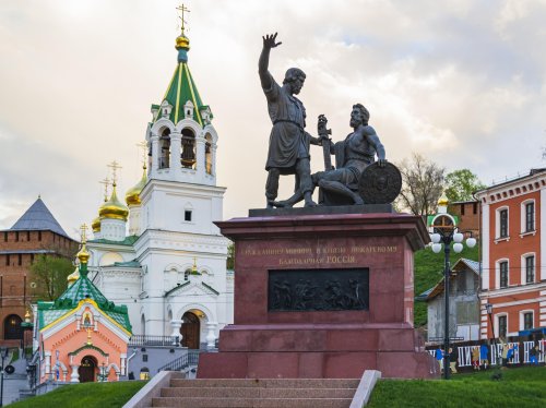 Город, расположенный в месте слияния Оки и Волги, в самом центре Восточно‑Европейской равнины<br />
<sub><em>Фото: <a href=«https://commons.wikimedia.org/w/index.php?curid=118059082» target=_blank rel=noopener>Алексей Трефилов, CC BY-SA 4.0</a></em></sub>