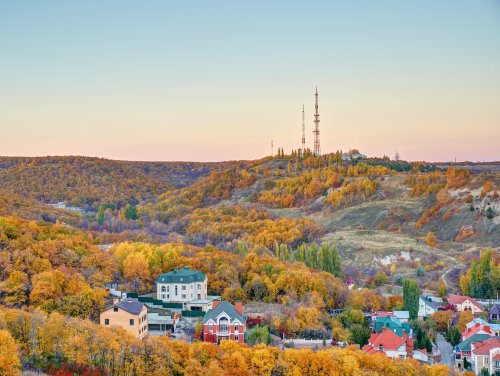 Согласно наиболее распространённой версии, название этого города происходит от тюркского наименования Соколовой горы — «сары тау», что означает «жёлтая гора»<br />
<sub><em>Фото: <a href=««https:/commons.wikimedia.org/w/index.php?curid=107442026»» target=_blank rel=noopener>Saryples, CC BY-SA 4.0</a></em></sub>